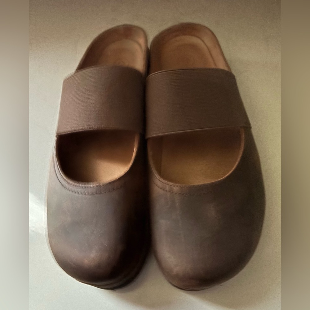 White Mountain Bassi - Brown Leather Slip-On Clogs
